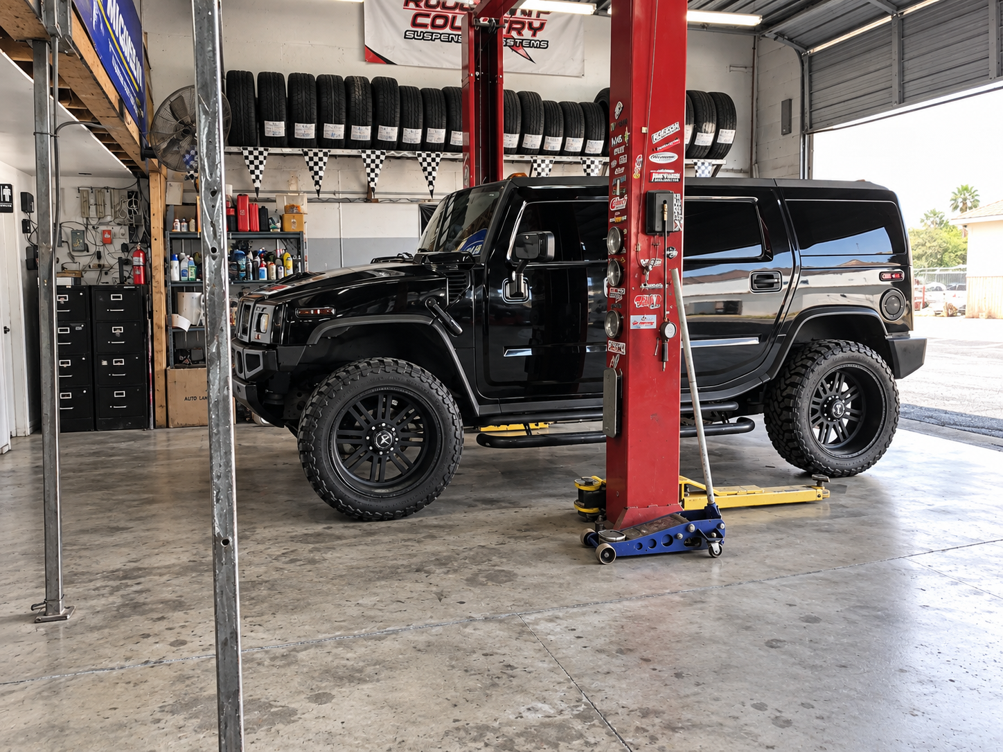 2005 Hummer H2 in black on 20x10 matte black wheels with 33x12.50R20 all-terrain tires